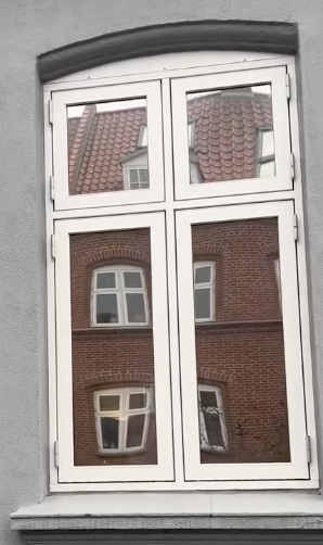 Højt vindue med solfilm